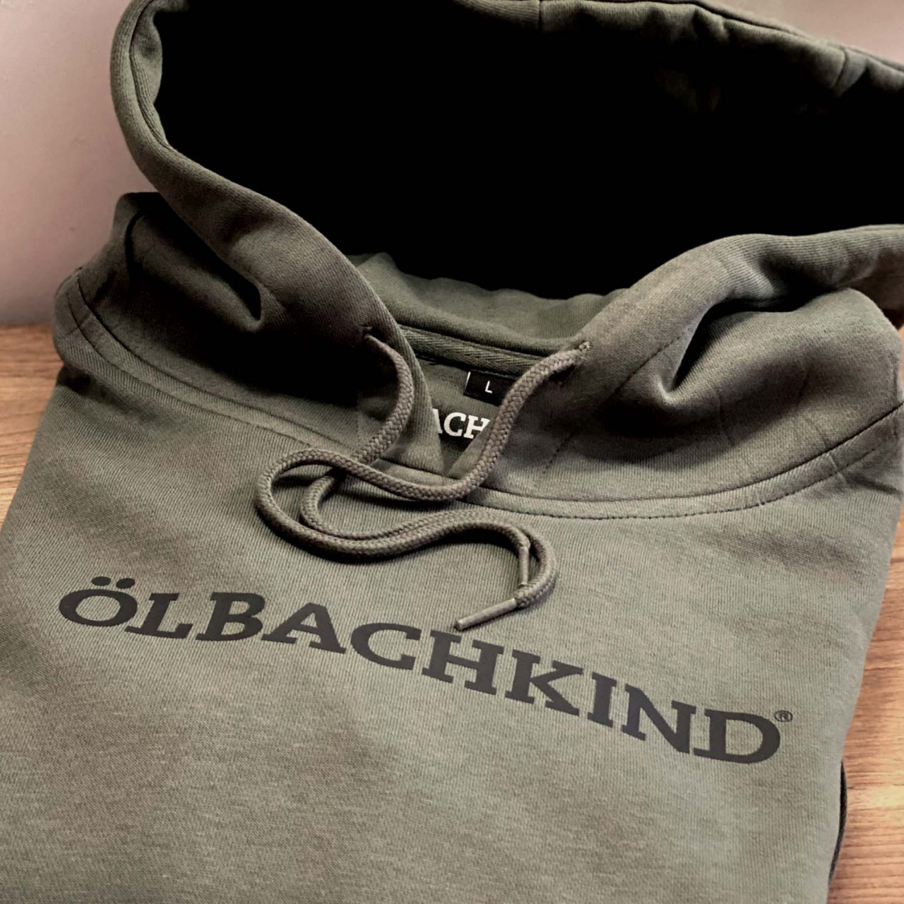 hoodies_oliv_schwarz1